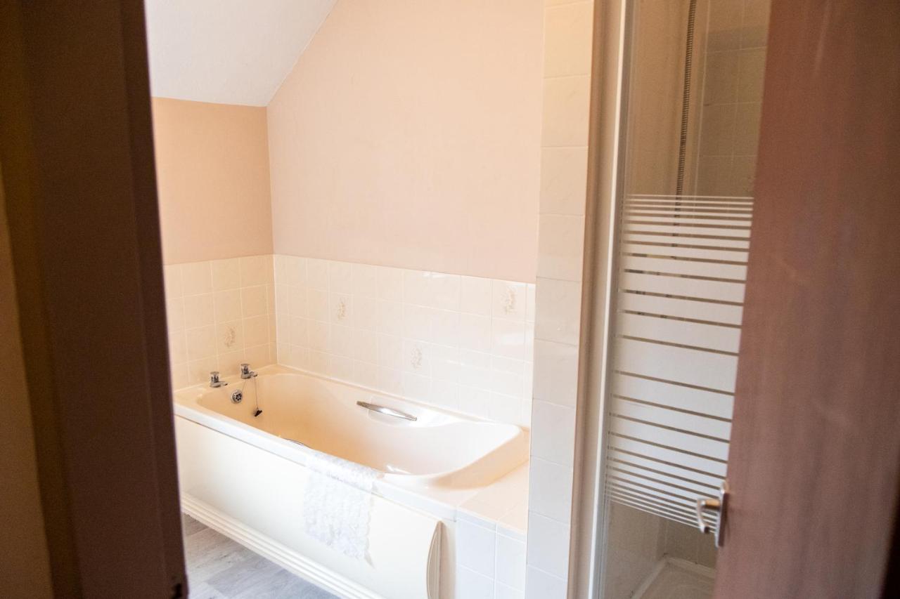 The Unicorn Inn Newton Solney ภายนอก รูปภาพ