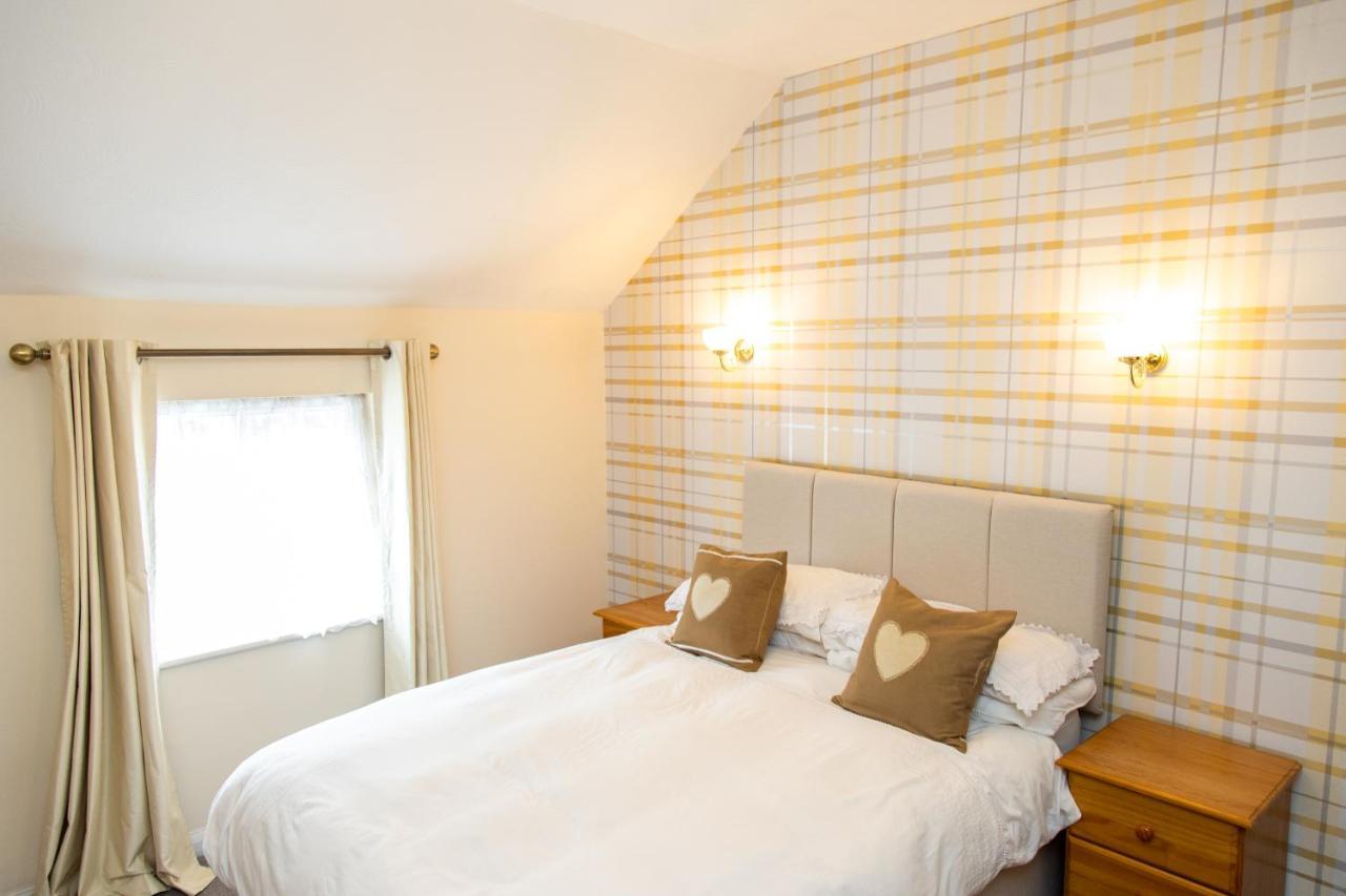 The Unicorn Inn Newton Solney ภายนอก รูปภาพ
