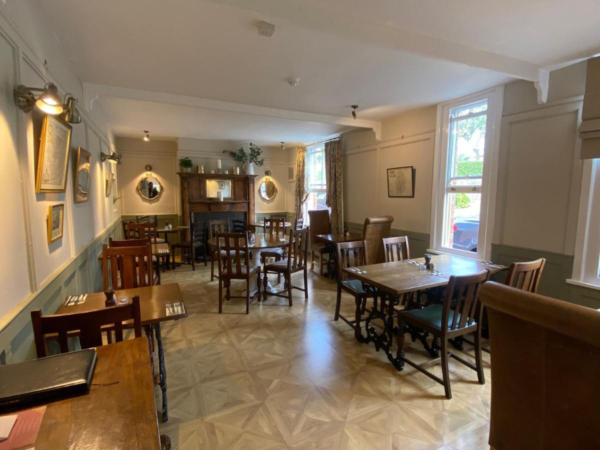 The Unicorn Inn Newton Solney ภายนอก รูปภาพ