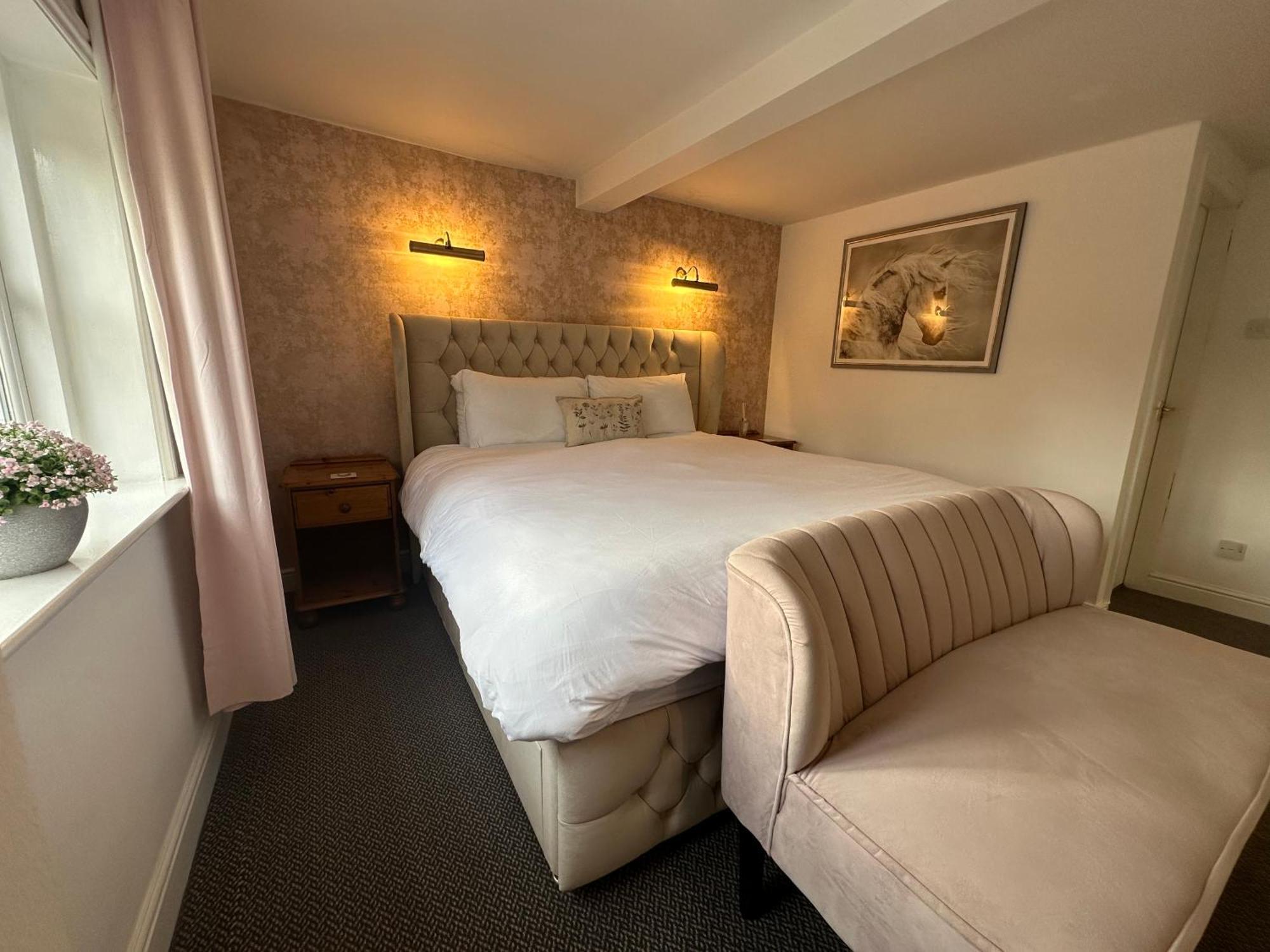 The Unicorn Inn Newton Solney ภายนอก รูปภาพ