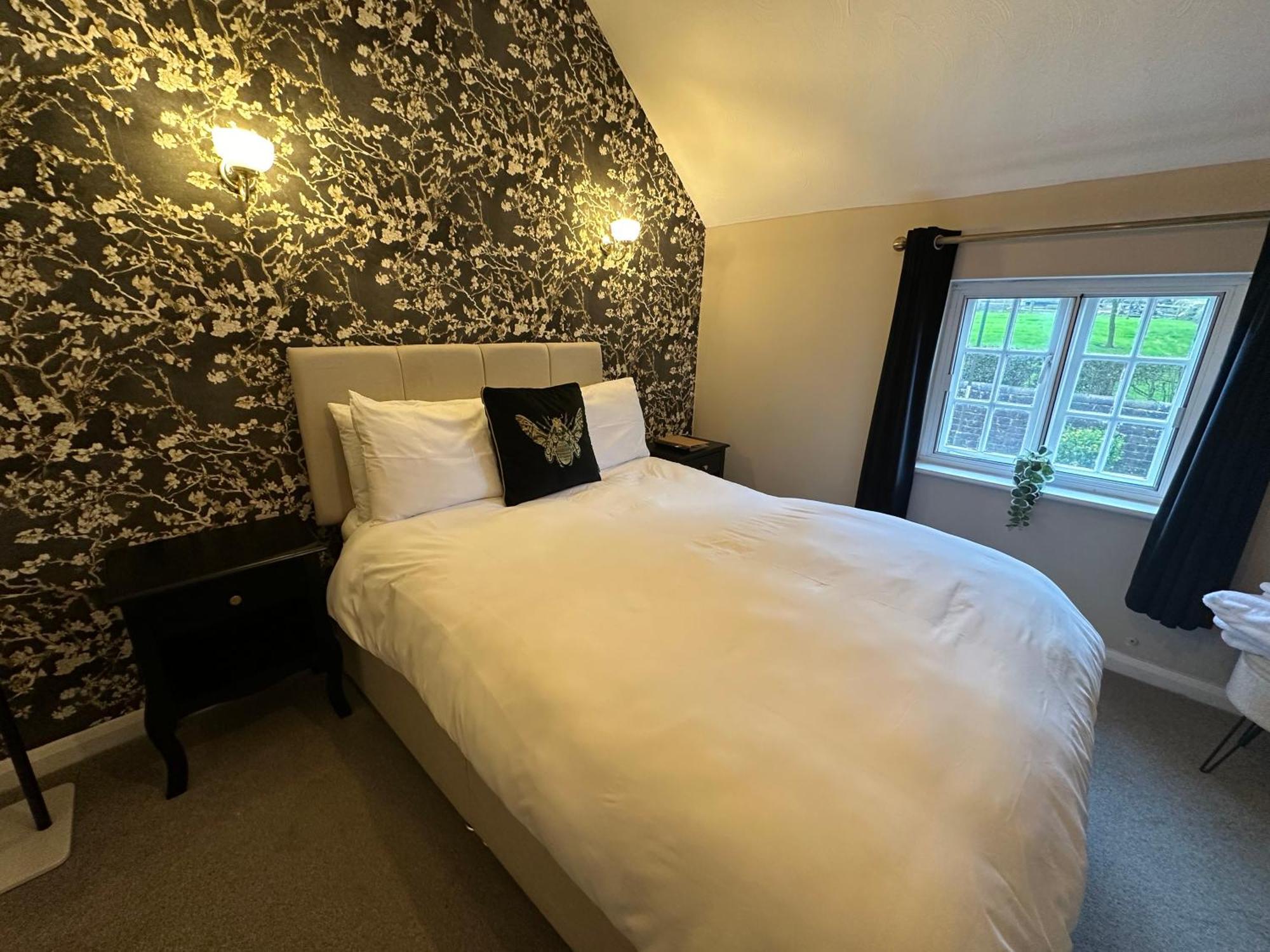 The Unicorn Inn Newton Solney ภายนอก รูปภาพ
