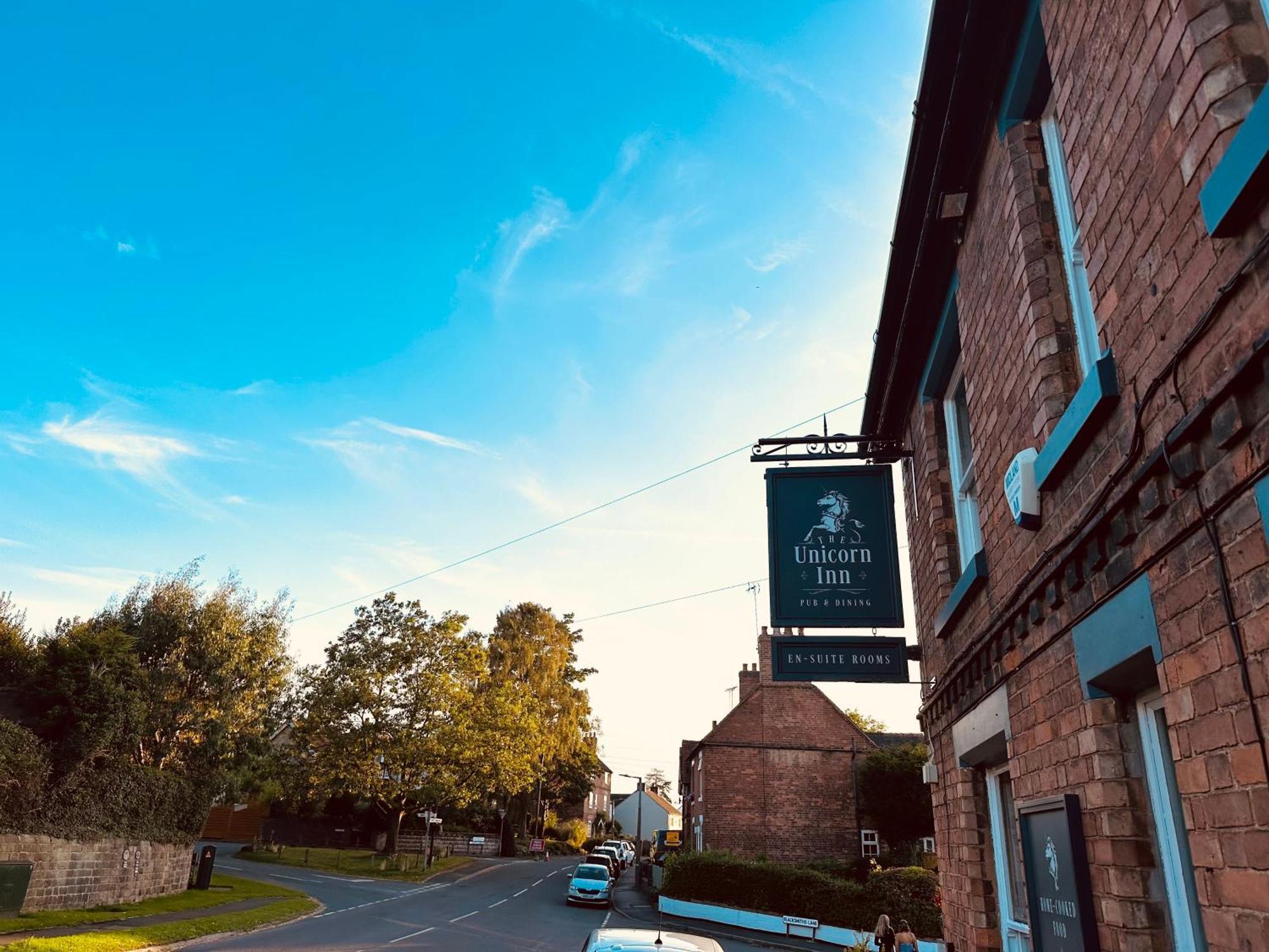 The Unicorn Inn Newton Solney ภายนอก รูปภาพ