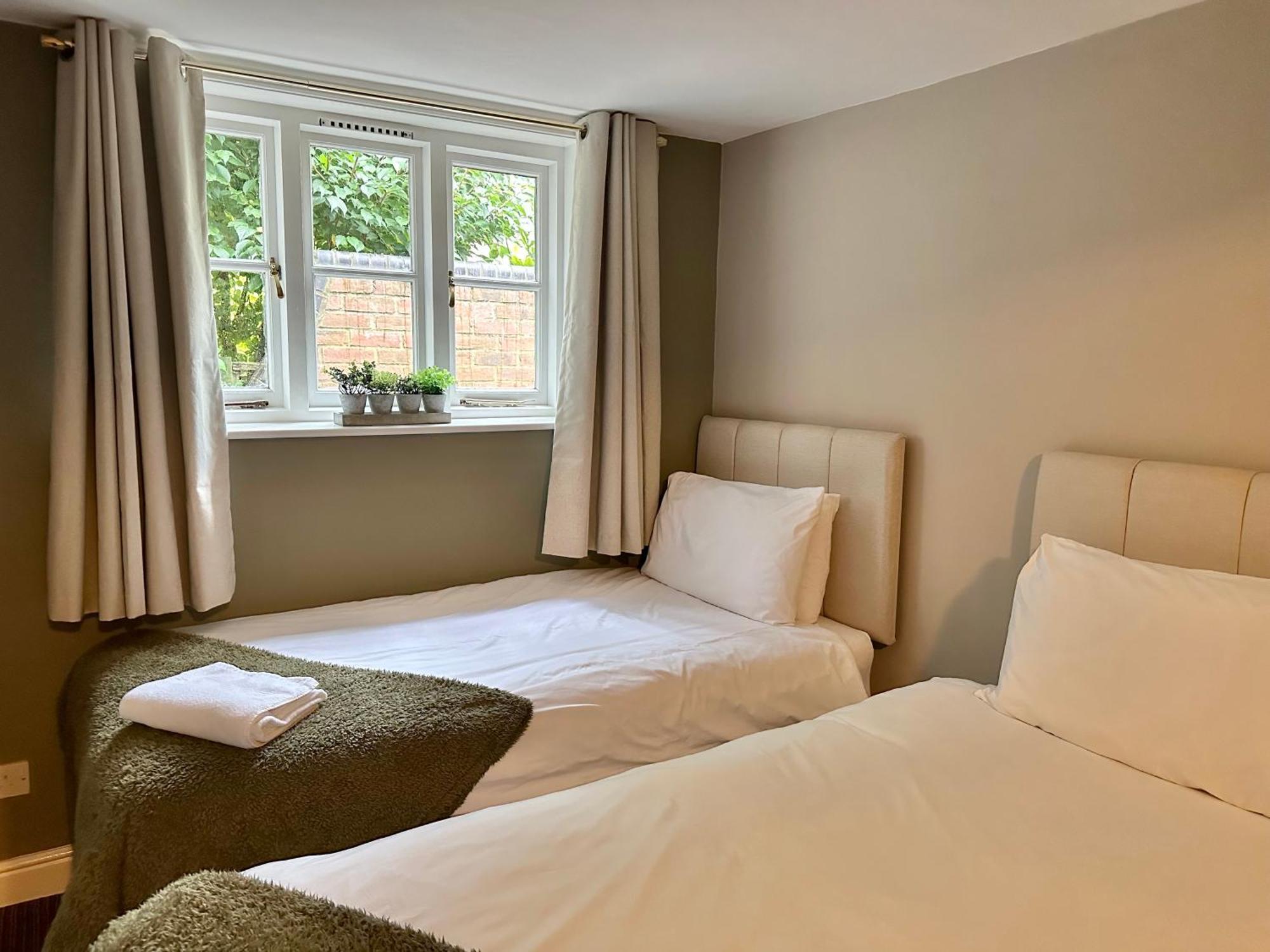 The Unicorn Inn Newton Solney ภายนอก รูปภาพ